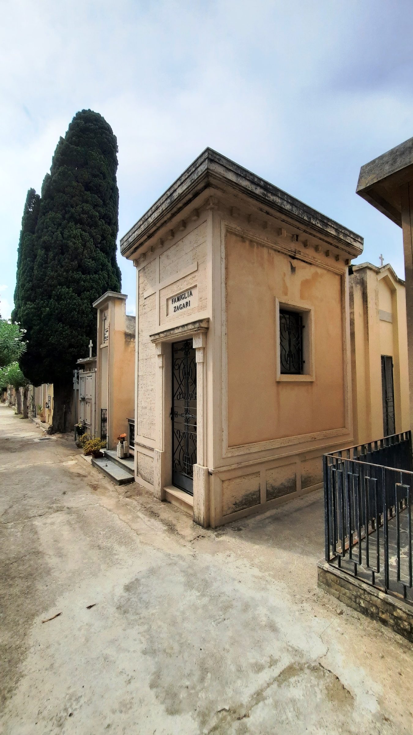 Giuseppe%20Zagari%27s%20tomb%2C%20Scilla%20-%2001.jpg